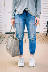 Go-to Relaxed outfit with DENIZEN from Levi's Jeans | Jean Joggers | Audrey Madison Stowe a fashion and lifestyle blogger