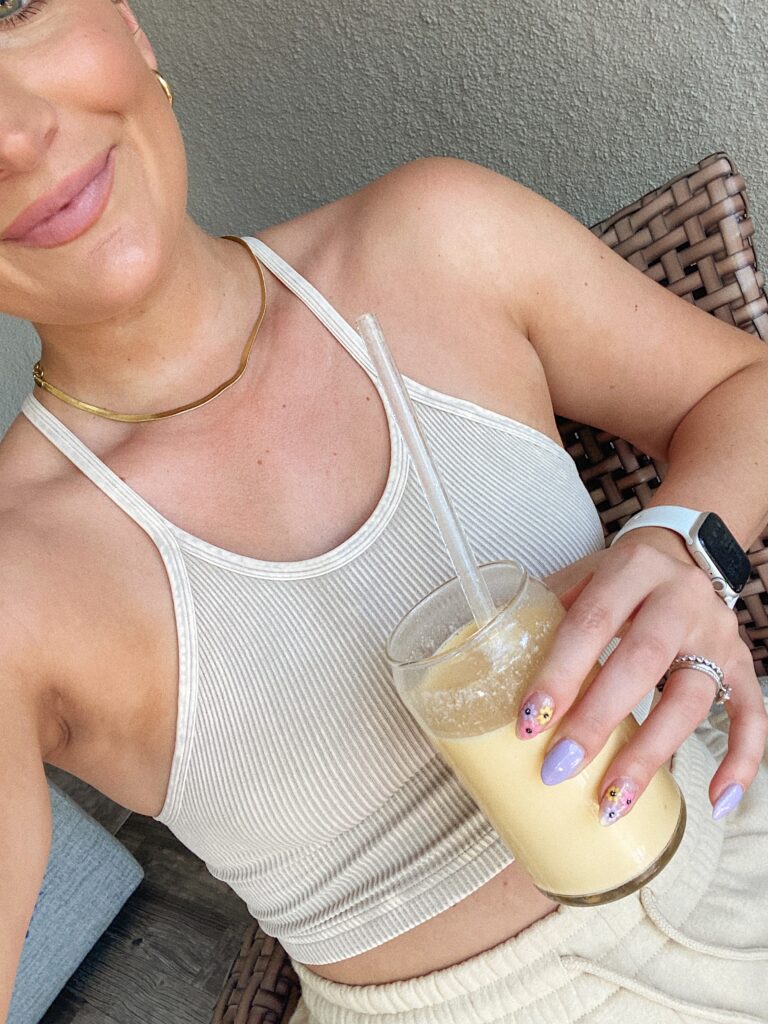 Delicious Summer Smoothie To Try | Golden Smoothie with Peaches / Audrey Madison stowe